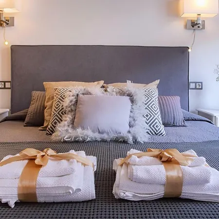 -malagasunapts- Citycentre Rooftop Pool Apartment *